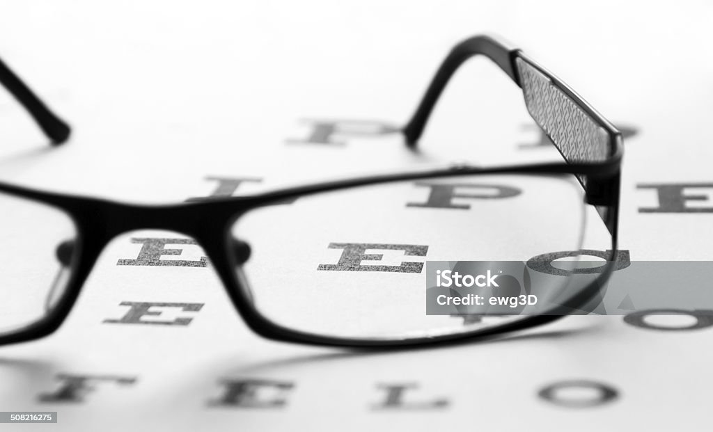 Verres sur un examen de la vision - Photo de A la mode libre de droits