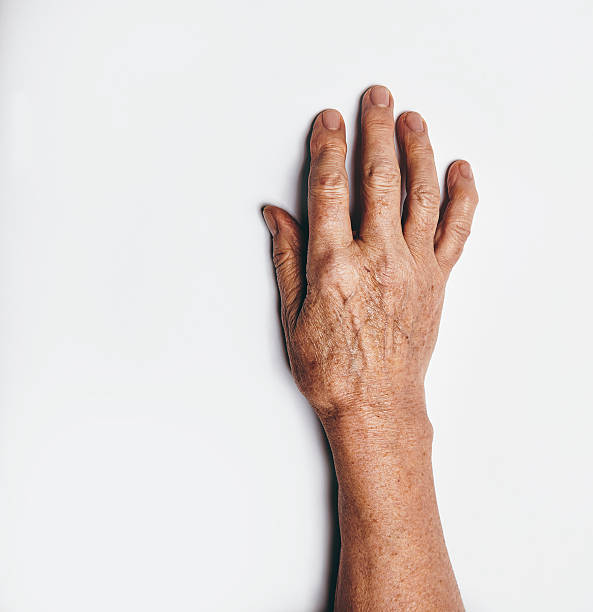 una mano di una donna anziana - senior hands foto e immagini stock