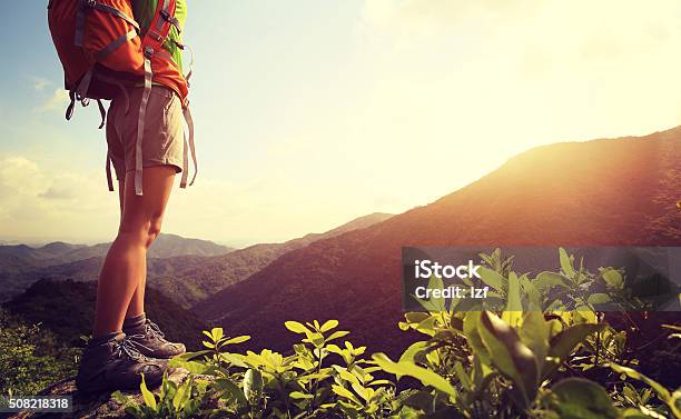 Frau Wanderer Beine Stehen Auf Berggipfel Rock Stockfoto und mehr Bilder von Wandern - Wandern, Berg, Sonnenaufgang