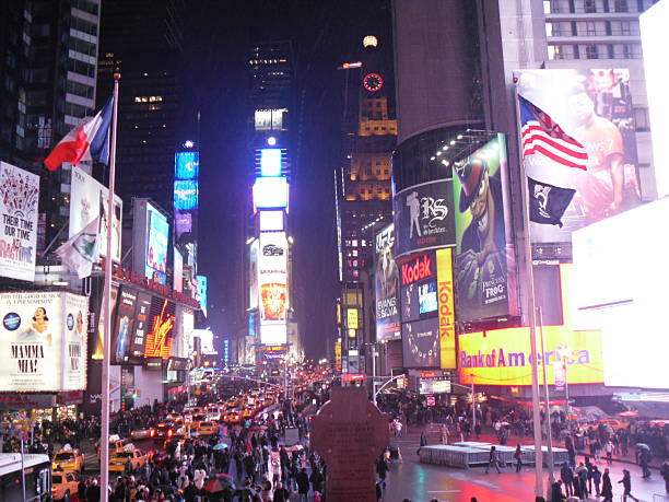 peatones en veces plaza en manhattan por la noche durante tipo lluvia. - duffy fotografías e imágenes de stock