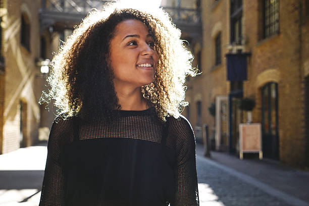 alegre joven mujer retrato, paisaje urbano en el fondo - british culture elegance london england english culture fotografías e imágenes de stock