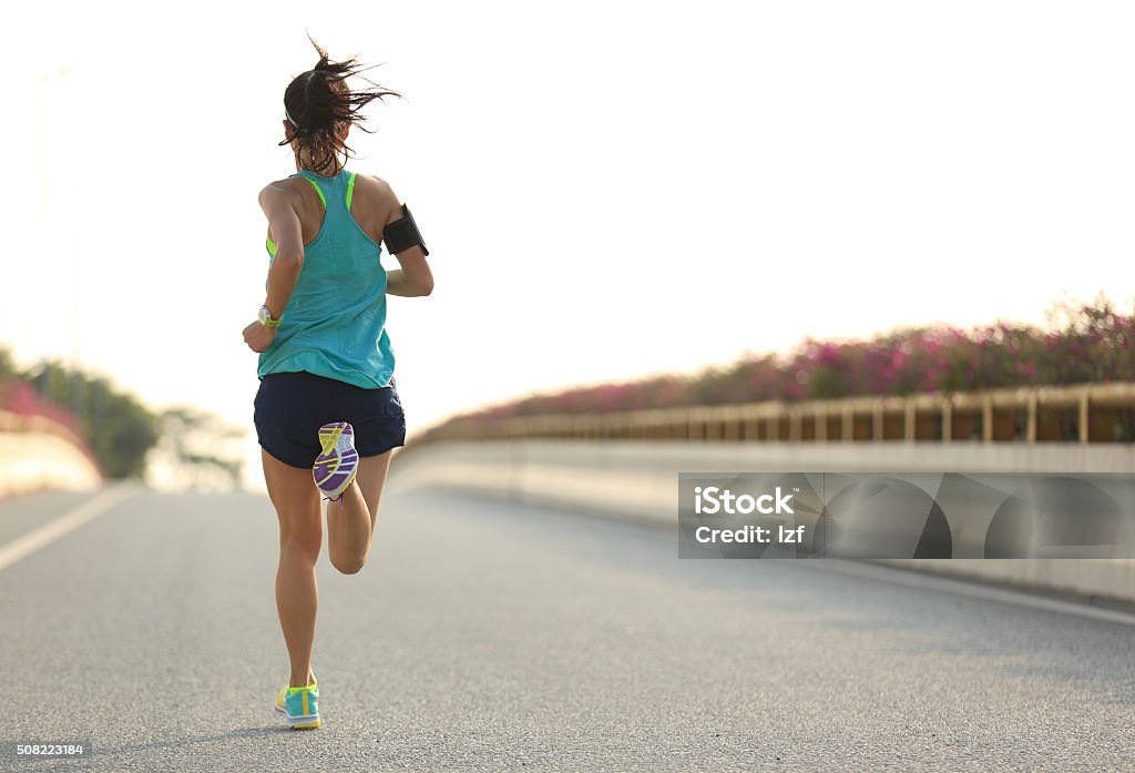 Joven mujer corredor corriendo en la ciudad, el puente de la ruta - Foto de stock de Correr libre de derechos