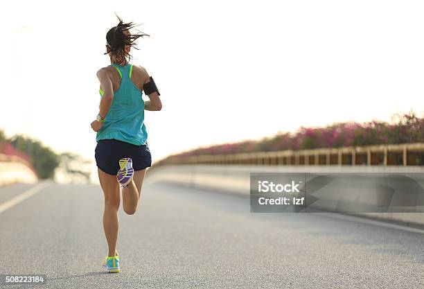 Joven Mujer Corredor Corriendo En La Ciudad El Puente De La Ruta Foto de stock y más banco de imágenes de Correr