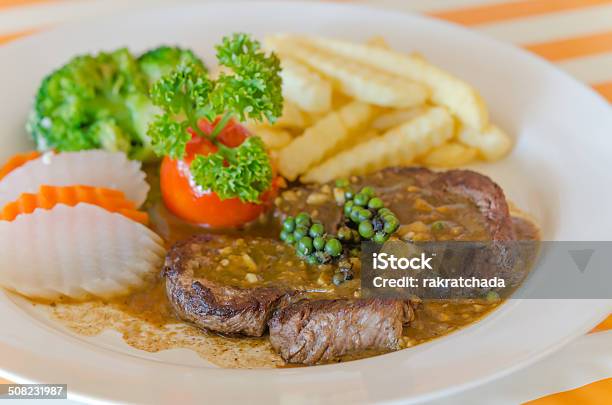 Carne De Vaca - Fotografias de stock e mais imagens de Assado - Assado, Batata Frita - Lanche, Batatas Preparadas