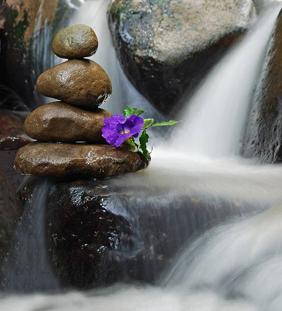 ruhe und - natural phenomenon waterfall rock tranquil scene stock-fotos und bilder