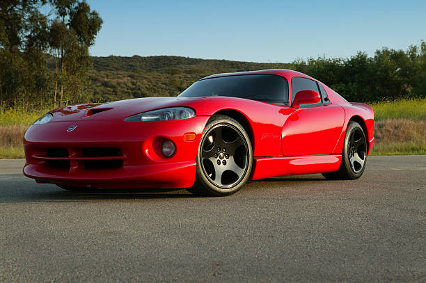 Dodge Viper rojo vista de ángulo bajo - foto de stock