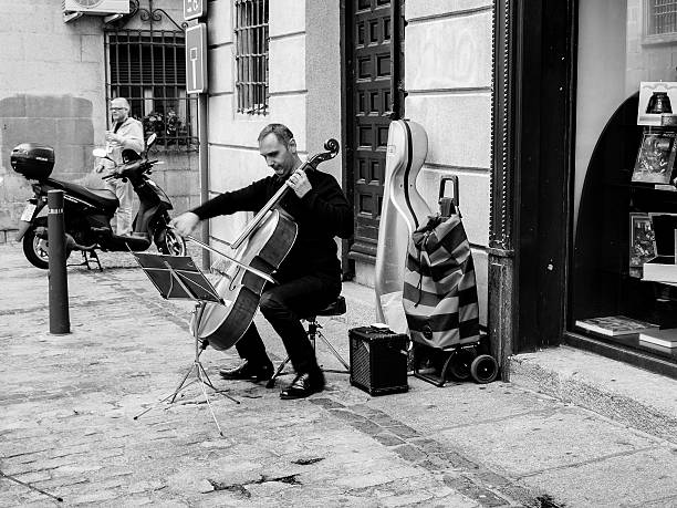 música en la calle - chello foto e immagini stock