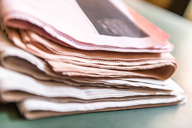新聞スタッククローズアップのデスク - close up newspaper folded document ストックフォトと画像