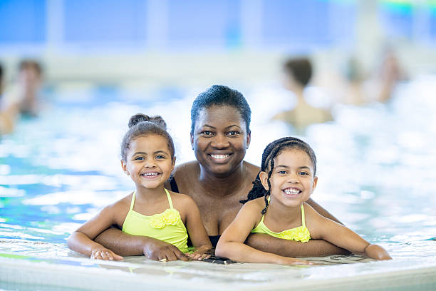 matka i jej córki na basenie - swimming child swimming pool indoors zdjęcia i obrazy z banku zdjęć