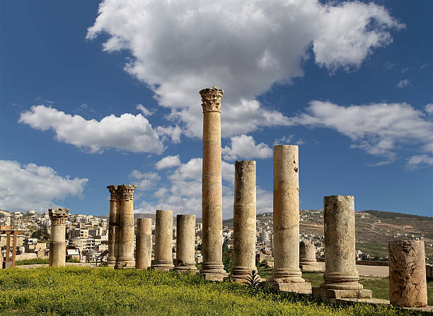 römische säulen in der jordanischen stadt jerash (gerasa), jordanien - artemis tempel gerasa stock-fotos und bilder