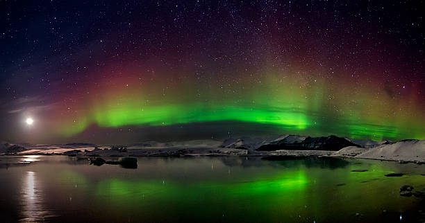 istock Flash of Aurora polaris above water 508273581