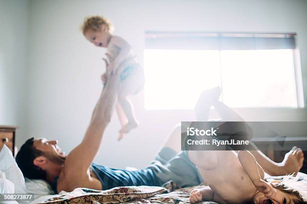 El Uso De Un Dad Y Niños Jugando En El Dormitorio Foto de stock y más banco de imágenes de Cama - Cama, Saltar - Actividad física, Familia