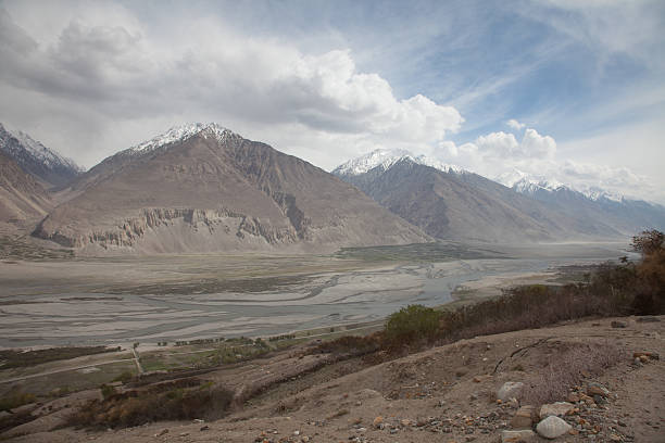 montagnes afghanes dans wakhan valley - pamirs photos et images de collection