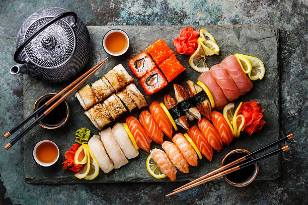 conjunto de sushi nigiri e rolos de sushi com chá - susi imagens e fotografias de stock