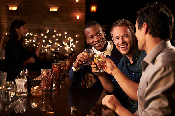 masculino amigos desfrutando de noite no bar de coquetéis - stag night fotos - fotografias e filmes do acervo