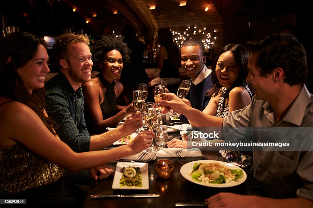 Grupo de amigos, aproveitando a refeição em restaurante - Foto de stock de Restaurante royalty-free