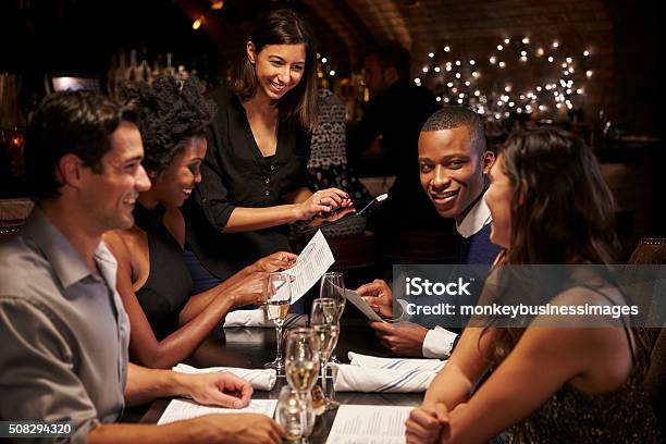 Waitress Takes Order In Restaurant Using Digital Tablet-foton och fler bilder på Restaurang