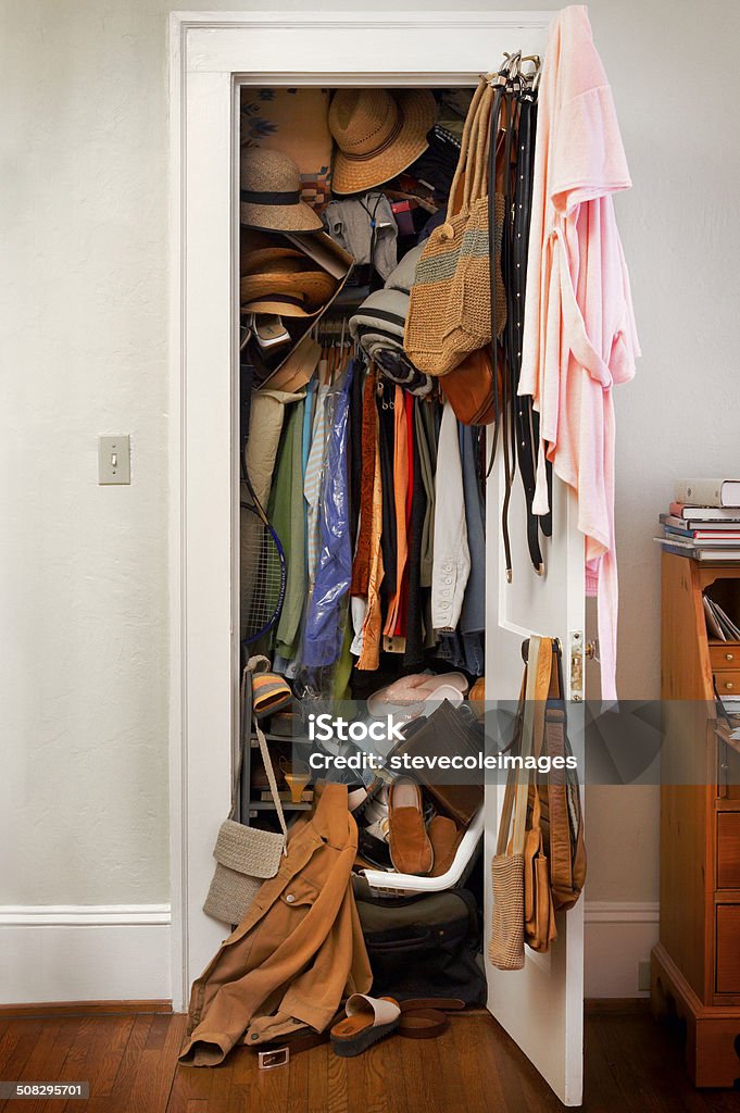 Unordentlich Wandschrank - Lizenzfrei Kleiderschrank Stock-Foto