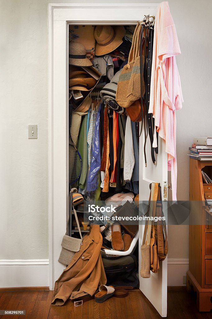 Desordenado armario - Foto de stock de Guardarropa - Mueble libre de derechos