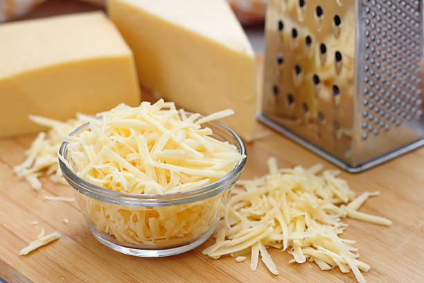 graduados queijo num copo tigela - recipe ingredient grater cheese grater imagens e fotografias de stock