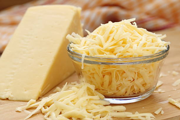 fromage râpé dans un verre bol - raper photos et images de collection