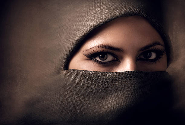 joven mujer árabe en hiyab. tonificador - nikab veil islam arabia fotografías e imágenes de stock