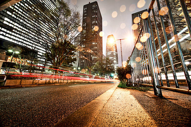 tokyo skyline bei nacht - shinjuku bezirk stock-fotos und bilder