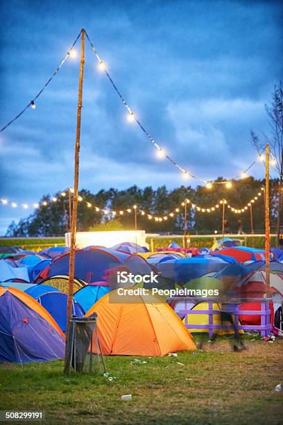 Bunte Camp Stockfoto und mehr Bilder von Musikfestival - Musikfestival, Camping, Zelt