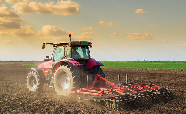 種子栽培器で土地を準備トラクターの農家 - plowed field dirt agriculture field ストックフォトと画像