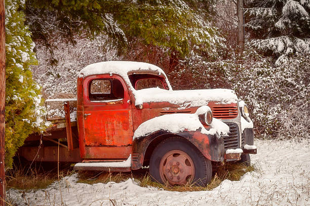 istock Vintage rusted truck in snow 508299693