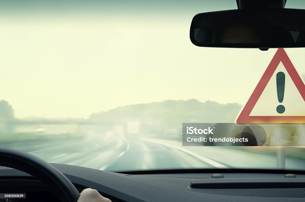 Mal tiempo de conducción: precaución - Foto de stock de Coche libre de derechos