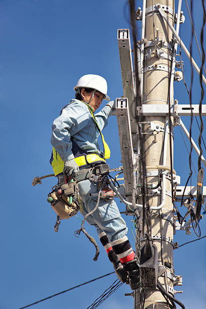 istock Electrician repairs electricity pylon 508301549
