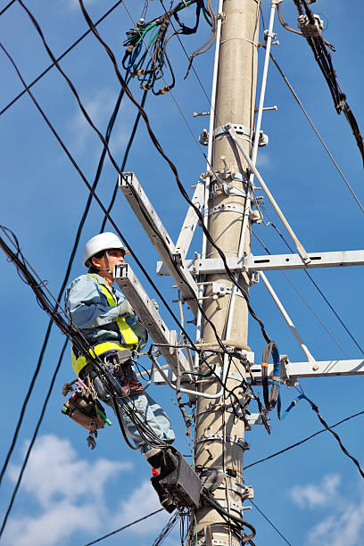 istock Electrician on pylon against blue sky 508301551