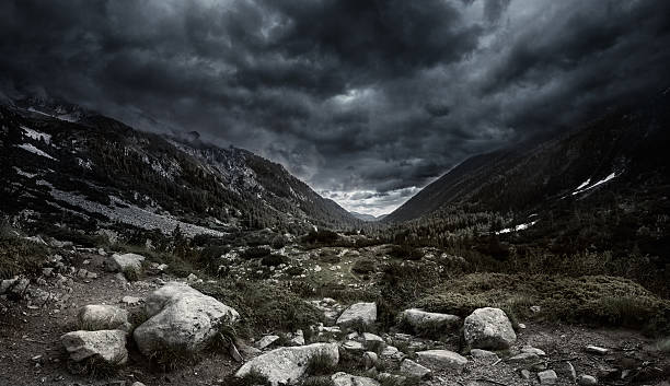 berge im sturm - tal stock-fotos und bilder