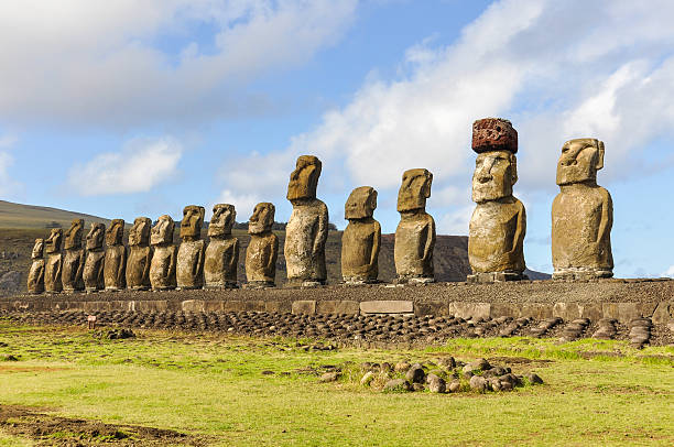 les 15 moaï statues ahu tongariki, dans l'île de pâques, au large du chili - moai statue photos et images de collection