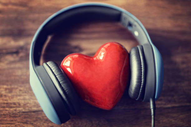 miłość słuchania muzyki - mp3 player zdjęcia i obrazy z banku zdjęć