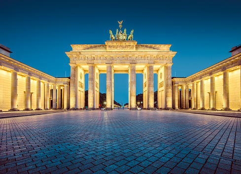 Puerta de Brandenburgo en Berlín, Alemania crepúsculo photo
