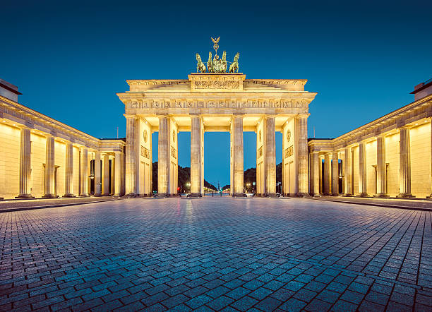 portão de brandemburgo, em berlim, em crepúsculo, alemanha - berlin germany brandenburg gate night germany imagens e fotografias de stock