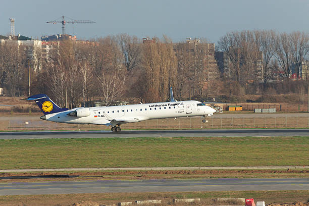 lufthansa bombardier crj700 - crj 700 stock-fotos und bilder