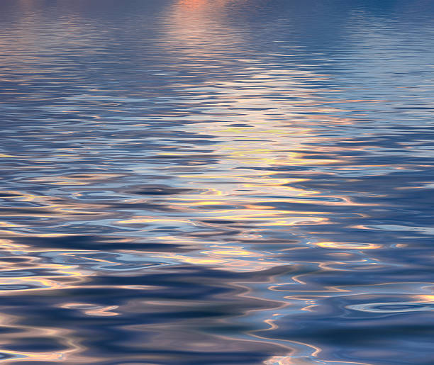 superficie dell'acqua con ondulato con riflesso del sole - relection in water foto e immagini stock