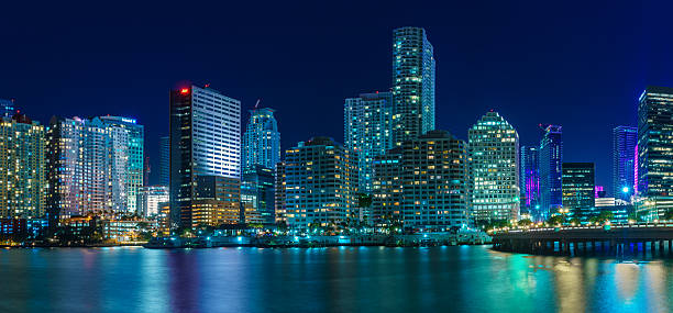 panorama de miami, à noite - miami florida night florida skyline - fotografias e filmes do acervo