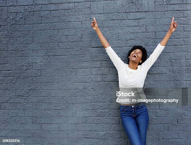 Photo libre de droit de Joyeuse Femme Africaine Avec Mains Pointant En Relief banque d'images et plus d'images libres de droit de Femmes