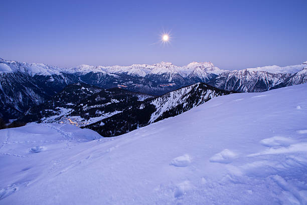 istock Teeth of the noon night 508321442