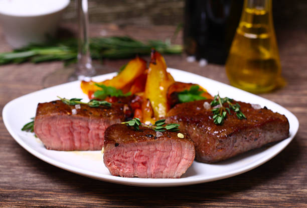 meio rib assado de olho bife com pimenta, tomilho e sal - close to food and drink yummy food imagens e fotografias de stock