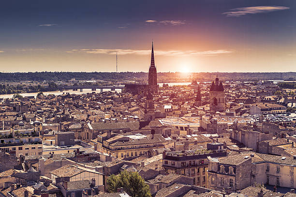 vista aérea de bordeaux ao pôr-do-sol - spire - fotografias e filmes do acervo