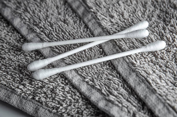 branco q-dicas em felpudo cinza - cotton swab q tip healthcare and medicine cotton - fotografias e filmes do acervo