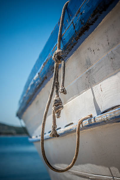 detalle de un antiguo barco de madera - rowboat dinghy nautical vessel nautical equipment fotografías e imágenes de stock