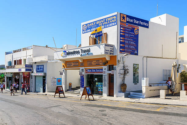 rua principal da cidade de tira santorini com escritório de agências de viagens - golf bag imagens e fotografias de stock