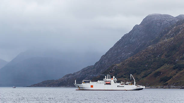 cabo barco na escócia costas - mallaig imagens e fotografias de stock