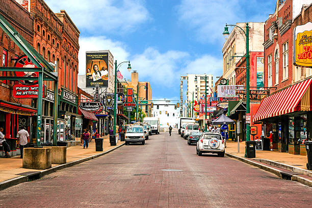 widok ulicy beale street, w memphis w tennessee - memphis tennessee obrazy zdjęcia i obrazy z banku zdjęć